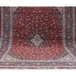 Teppich, rotgrundig, mit zentralem Medaillon und Floralmotiven, signiert, 410x310 cm