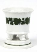 Meissen-Vase, Weinlaub, 1. Wahl, über Sockel auf 4 Relieffüßen, H. 8,5 cm
