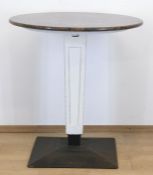 Tisch, Italienisches Design, Eisenfuß mit 4-kantiger, konischer Holzsäule, runde Granitplat