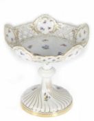 Meissen-Aufsatzschale, um 1900, Streublümchen mit Goldstaffage, auf rundem, geschweift relie