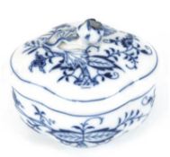 Meissen-Zuckerdose, vierpaßförmig, Zwiebelmuster, 1. Wahl, L. 11 cm