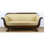 Biedermeier-Couch, Mahagoni furniert, volutenartige Beine und Armlehnfront, gerade Rückenleh