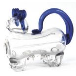 Schenkkanne in Form einer Katze, 19. Jh., blaues und Klarglas mit Abriß, H. 18 cm, L. 21 cm