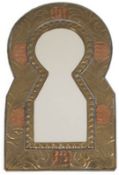 Spiegel im Schlüssellochrahmen, Messing/Kupfer, Rankendekor, 24,4x14,5 cm