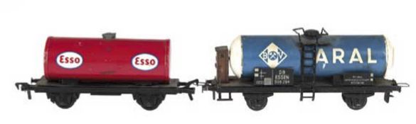 2 Tankwagen/Kesselwagen "Esso" und "Aral", Fleischmann Spur 0, L. 11,5 u. 12,5 cm