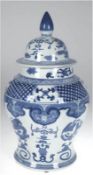 Große Deckelvase, China um 1900, gemarkt, blauer Drachen- und Vogeldekor, H. 44 cm
