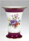 Meissen-Trichtervase, Bunte Blumenmalerei, weiß/purpur, Goldrand, 1. Wahl, H. 17 cm