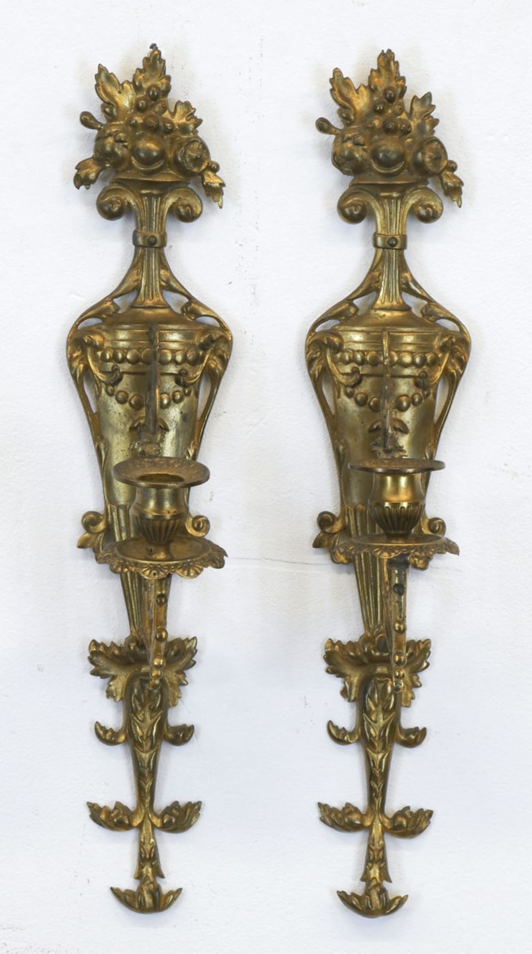 Paar Wandleuchter, um 1850, Bronze, vergoldet, vasenförmig, floral reliefiert, 1 Leuchterarm