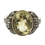 Ring, 750er GG, Gew. 7,0 g, gelber Topas 7,62 ct., Brillanten 0,36 ct., RG, 55, Innendurchmes