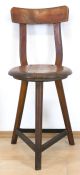 Industrie-Stuhl, Holz, runder Brettsitz auf 3 verstrebten Beinen, offene Rückenlehne mit geb