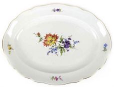 Meissen-Platte, oval, Bunte Blume 3 mit Goldrand, Neuer Ausschnitt, 2 Schleifstriche, L. 36 c