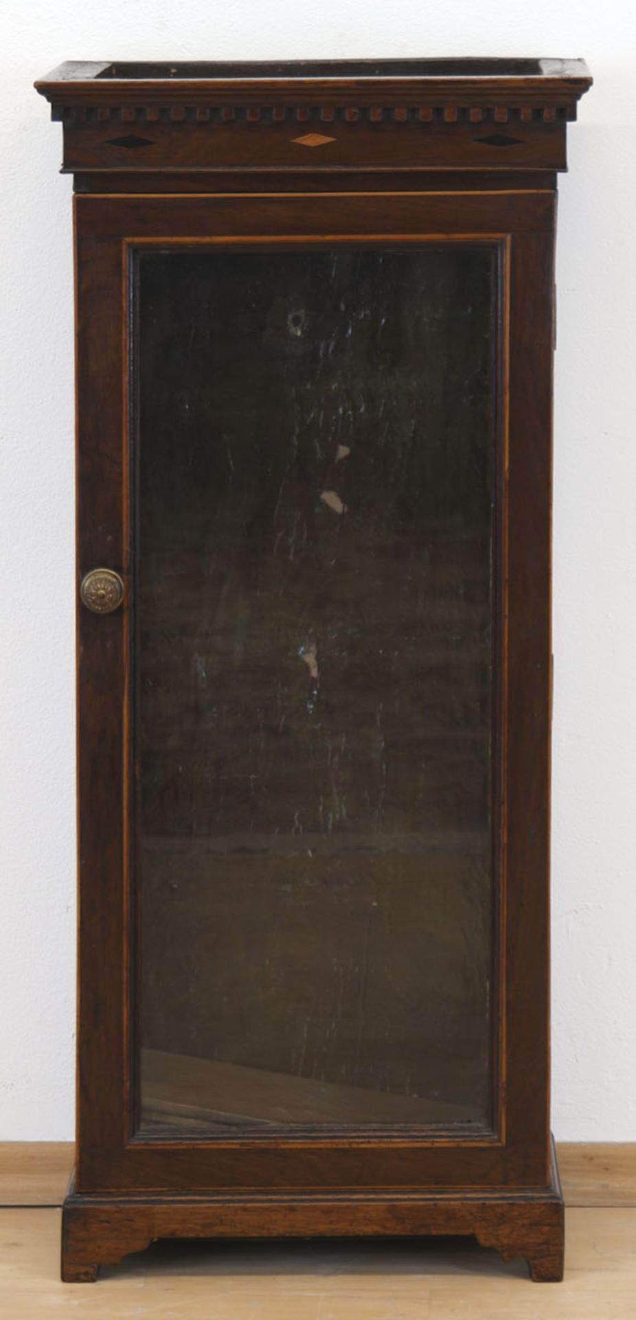 Kleine Vitrine, England Mitte 19. Jh., Mahagoni, intarsiert, 1-türiger, frontseitig verglast