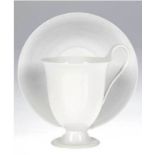 KPM-Tasse mit Untertasse, Glockenbecher mit Champagnerhenkel, weiß, H. 11 cm