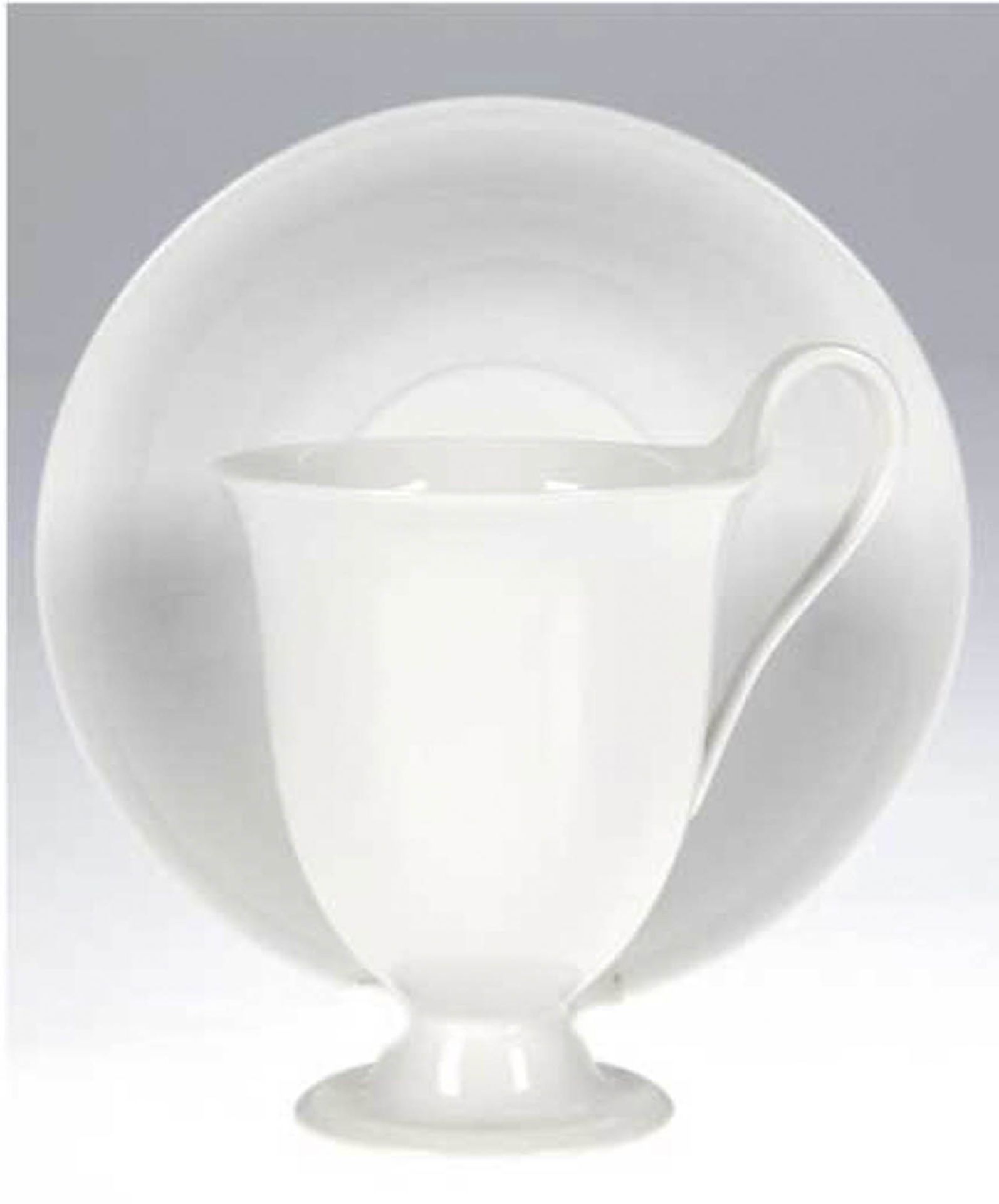 KPM-Tasse mit Untertasse, Glockenbecher mit Champagnerhenkel, weiß, H. 11 cm