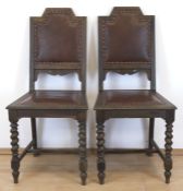 2 Stühle, um 1910, Eiche, Lederbezug, gedrechselte verstrebte Beine, gepolsterter Sitz und R