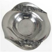 Schale, 925er Silber, punziert, ca. 254 g, runde Form mit plastischem Blattdekor, auf geschwe