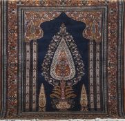 Gebetsteppich, Türkei, dunkelgrundig, Bildnis mit Vasen-, Säulen- und Floralmotiv, 1 kl. Fl