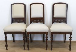 3 Stühle, um 1900, Mahagoni, gedrechselte Beine, gepolsterter Sitz und Rückenlehne mit weißem