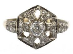 Ring im Art-Deco-Stil, 750er GG/WG, Gew. 3,5 g Brillanten, Mittelstein 0,37 ct., gesamt 0,87