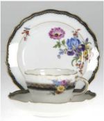 Meissen-Gedeck, bunte Blumenmalerei, kobaltblauer Rand mit Goldstaffage, Tasse, 19. Jh., koba