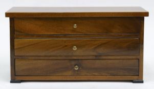 Biedermeier-Modellkommode, Nußbaum, 3-schübiger Korpus mit etwas üerstehender Platte, 23x4