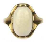 Ring, 585er GG, besetzt mit ovalem Milchopal-Cabochon, Ges.-Gew. 5,2 g, RG 55