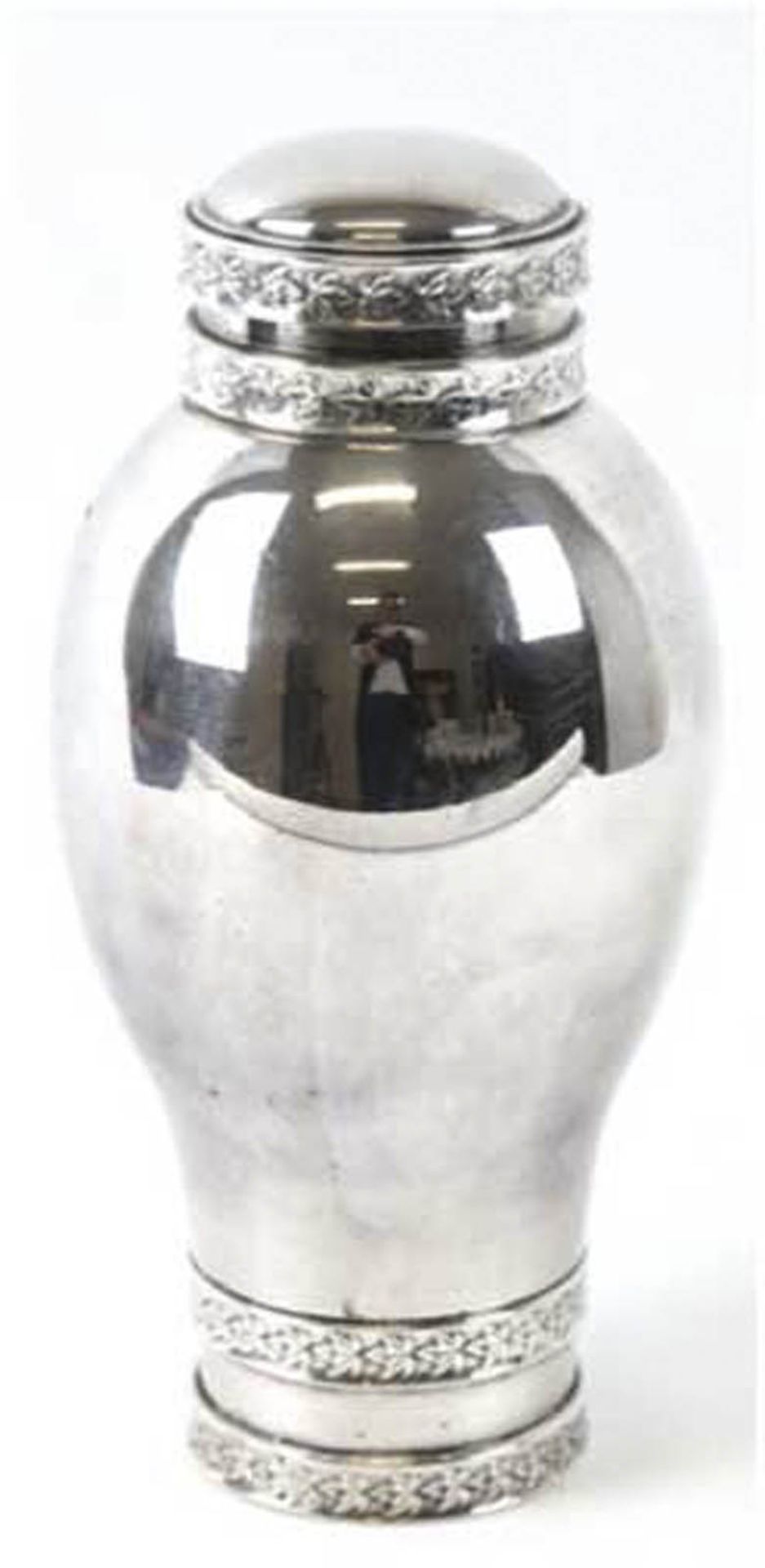 Cocktail-Shaker, starke Versilberung, Balusterform mit umlaufendem Weinlaubrelief, H. 21 cm