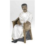 Keramik-Figur "Inder im Korbsessel sitzend", weiß und in unterschiedlichen Brauntönen glasi