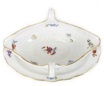 Meissen-Sauciere, Streublümchen, Goldrand, Neuer Ausschnitt, 1. Wahl, L. 26 cm