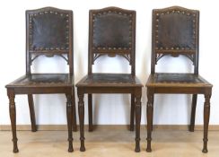3 Jugendstil-Stühle, um 1910, Eiche, Sitz und Rückenlehne mit originalem Lederbezug, 96x45x