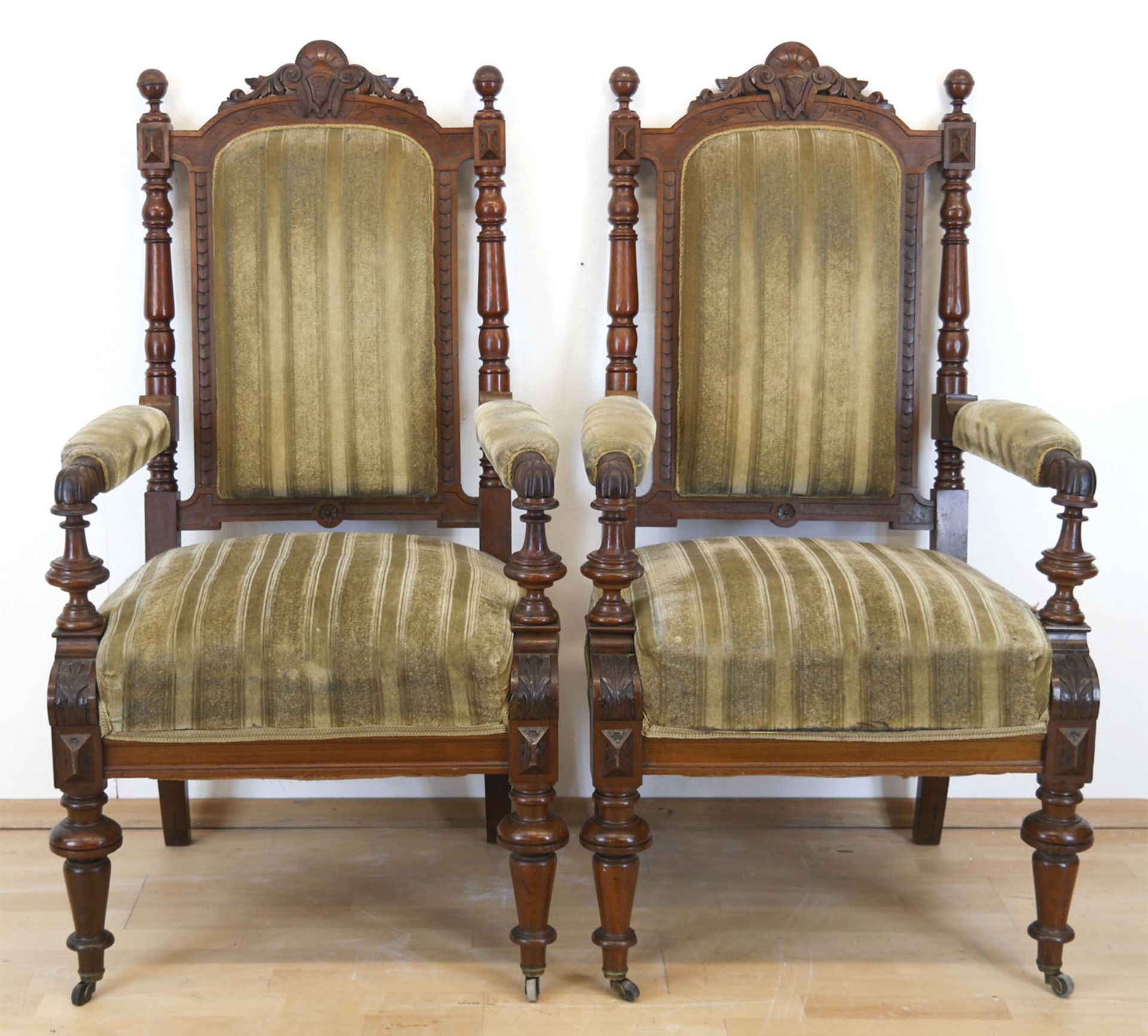 Paar Gründerzeit-Sessel, Nußbaum, beschnitzt und gedrechselt, vordere Beine auf Rollen, gep