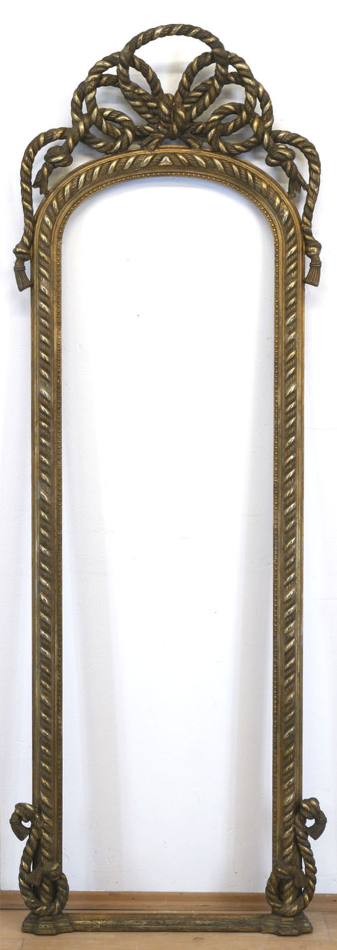 Prunkspiegelrahmen, um 1860, Holz, Stuck, vergoldet, mit verschlungener Kordelbekrönung, 210
