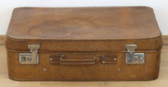 Reisekoffer, 50er Jahre, hellbraunes Leder, 2 Restfragmente alter Reiseaufkleber, Gebrauchspu