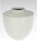 KPM-Vase "Kleiner Bär", Entwurf Trude Petri, Seladonporzellan, H. 10 cm