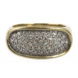 Ring, 750er GG/WG, ovaler Ringkopf mit vollflächigem Brillantbesatz von zus. 0,50 ct. (punzi