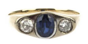 Ring, 585er GG, Gew. 4,0 g, blauer Saphir, 2 Brillanten zus. ca. 0,40 ct, RG 60, Innendurchme
