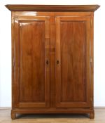 Biedermeier-Dielenschrank, Kirsche furniert, 2-türiger Korpus mit geradem Profilgesims, 4 Ei