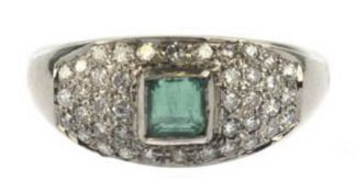 Ring, 750er WG, Gew. 4,3 g, 1 Smaragd im Caree-Schliff, wohl Kolumbien, 0,45 ct., Brillanten