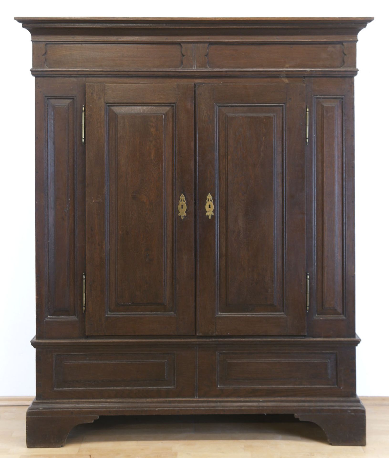 Louis-Seize-Dielenschrank, um 1800, Eiche, 2-türiger Korpus, gerades Profilgesims, 181x152x5