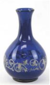 Vase, 19. Jh., blaues Glas mit ausgeschliffenem Abriß, umlaufend Blattbordüre in Emailmaler