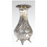 Vase, 800er Silber, punziert, ca. 131 g, geschweift gerippt, reliefierte Kartuschen mit Rosen