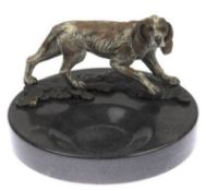 Bronze-Figur auf Schale "Jagdhund", Nachguß 20. Jh., farbig gefaßt, Wiener Gießermarke "AB <br /