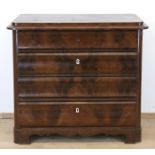 Biedermeier-Kommode, Mahagoni furniert, 4-schübiger Korpus, Schubladenfront horizontal gesch