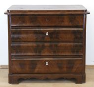 Biedermeier-Kommode, Mahagoni furniert, 4-schübiger Korpus, Schubladenfront horizontal gesch