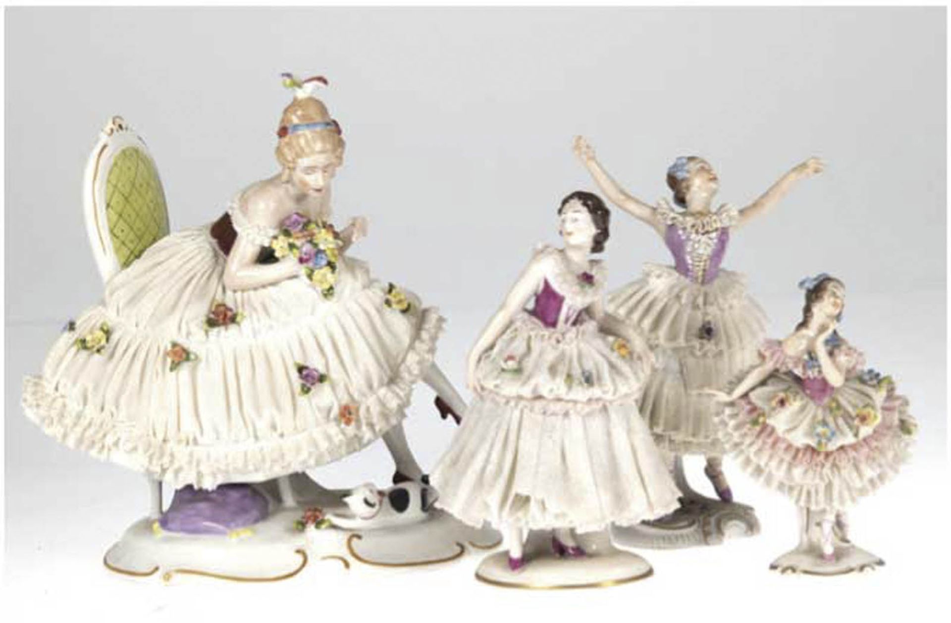 4 Figuren "Tänzerinnen im Spitzenkleid", polychrom bemalt, Spitzenkleider best. und Fehlstel