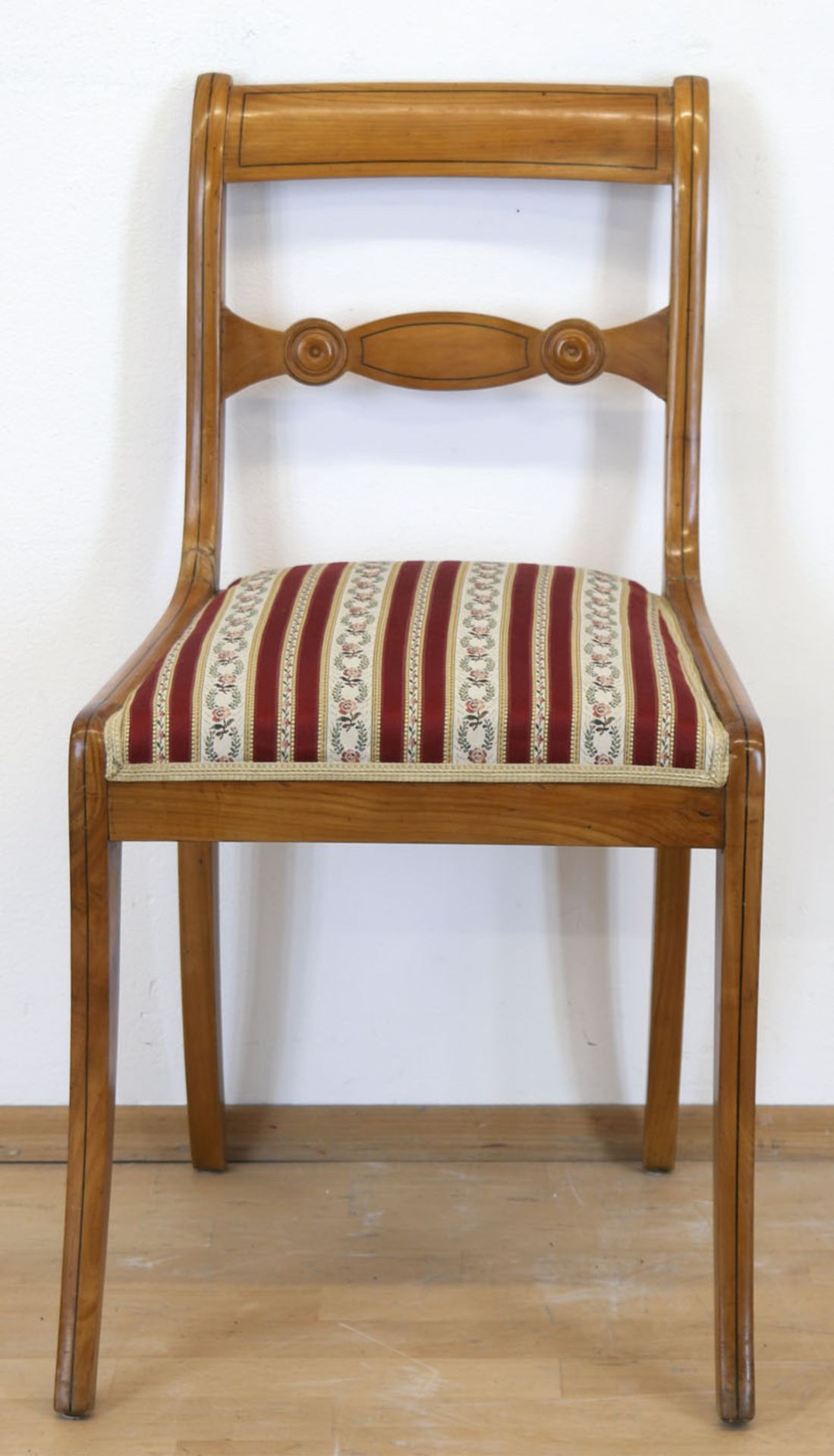 Biedermeier-Stuhl, Kirsche, Fadenintarsien, gepolsterter Sitz mit rot/ beige gestreiftem Stof