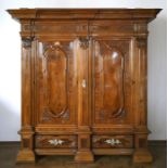 Barock-Dielenschrank, Eiche, z.T. Nußbaum furniert, Bronzebeschläge, 2-türiger Korpus mit