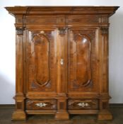 Barock-Dielenschrank, Eiche, z.T. Nußbaum furniert, Bronzebeschläge, 2-türiger Korpus mit