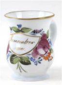Becherglas, 19. Jh., Milchglas mit Abriß, floral bemalt, Goldrand, Inschrift "Remember me",