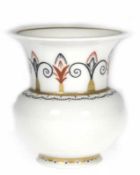 Kleine KPM-Vase, Balusterform, ornamental bemalt, mit Goldstaffage, Reichapfel- und blaue Ze